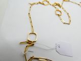 une photo d'un collier en or muni d'une étiquette
