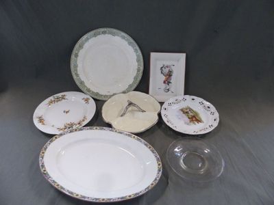 de nombreuses assiettes et verres posés sur une table