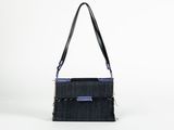 un sac à main noir avec une poignée bleue et une bandoulière noire