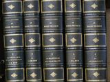 plusieurs vieux livres sont alignés sur une étagère