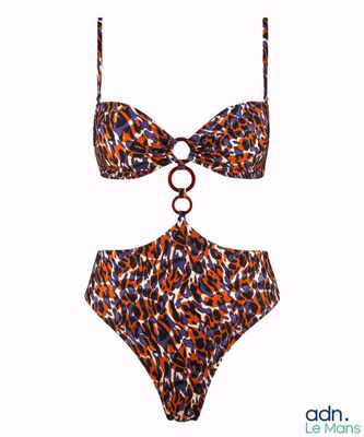 une femme en bikini avec un nœud autour du bas