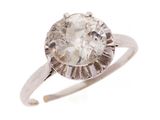 gros plan d'une bague en diamant sur fond blanc