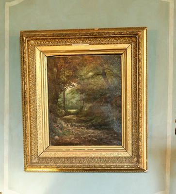 un tableau accroché au mur d'une pièce aux murs bleus