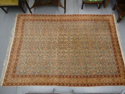 Tapis en laine, à décor floral sur fond crème, noué à la mai…