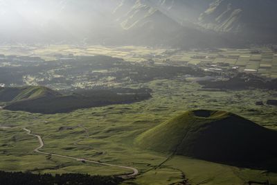 une vue sur une vallée traversée par une route sinueuse
