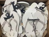 plusieurs paires de tongs blanches, tong, tong, tong, tong, tong, tong, tong, tong, tong, tong, tong, tong, tong, tong, tong, tong, tong, tong, tong, tong, tong, tong, tong, tong, tong, tong, tong, tong, tong, tong, tong, tong, tong, tong, tong, tong, tong, tong, tong, tong, tong, tong, tong, tong, tong, tong, tong, tong, tong, tong, tong, tong, tong, tong, tong, tong, tong, tong, tong, tong,