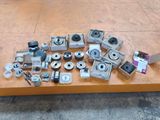 une table sur laquelle sont posés plusieurs appareils photo et d'autres objets
