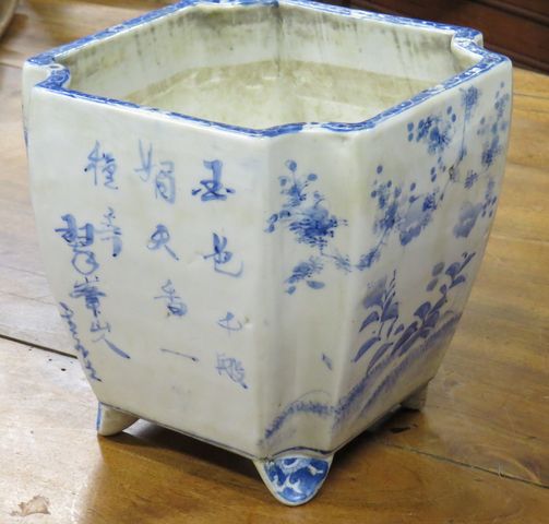 Japon. Jardinière de section carrée reposant sur quatre pieds en 