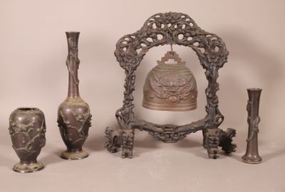 trois vases et une cloche posés sur une table
