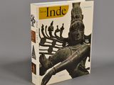une image représentant un livre dont la couverture comporte l'image d'une statue