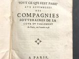 un livre ouvert, sur lequel figurent des caractères noirs, posé sur une table