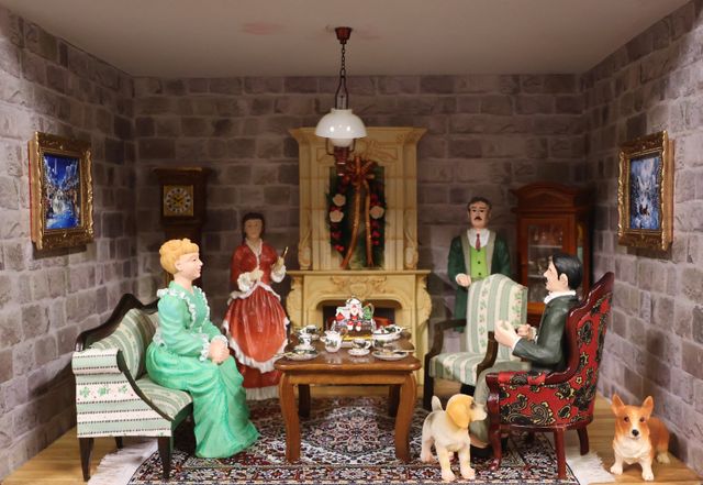 Diorama. Composition miniature, dans une vitrine en bois, vitre e...