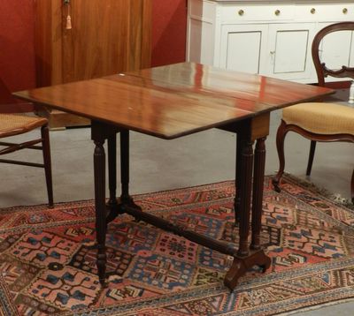une image d'une salle à manger avec une table et des chaises