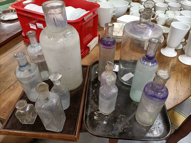 Ensemble de flacons à pharmacie et de toilette anciens