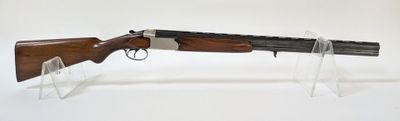 Le fusil est exposé sur un socle en acrylique transparent.