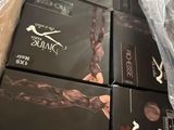 plusieurs boîtes de chocolats posées sur une table recouverte d'un film plastique