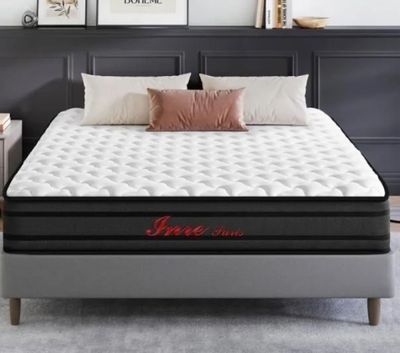 un lit avec un matelas et des oreillers posés dessus, dans une chambre