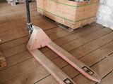 un chariot élévateur posé sur un plancher en bois dans un entrepôt