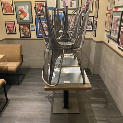 de nombreuses chaises posées sur une table dans un restaurant