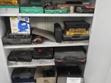 Il y a de nombreux types d'outils différents dans cet espace de rangement
