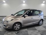 la photo d'une voiture argentée garée dans une salle d'exposition