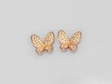 une paire de boucles d'oreilles papillon en or et diamants