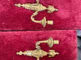 paire d'appliques murales anciennes en laiton, ornées de revêtements en velours rouge