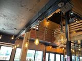 many light bulbs hanging from the ceiling of a restaurant