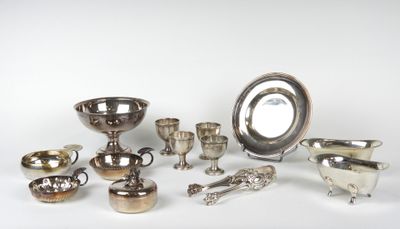 beaucoup d'objets en argent qui se trouvent sur la table