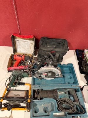 de nombreux outils posés sur une table devant un mur rouge