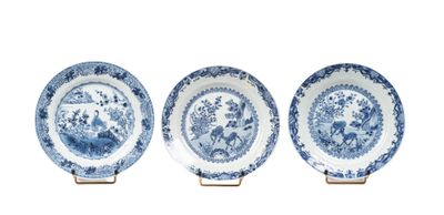 trois assiettes bleues et blanches ornées de motifs floraux