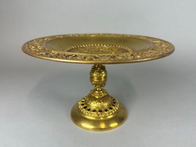 CENTRE de TABLE en bronze doré ajouré monté sur piédouche à …