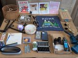 une table sur laquelle se trouvent divers objets