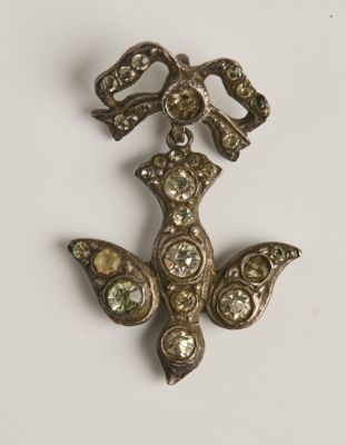 broche en argent et or ornée de pierres vertes et blanches