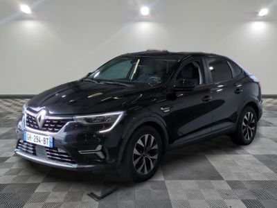 le 4x4 noir est garé sur un carrelage à carreaux