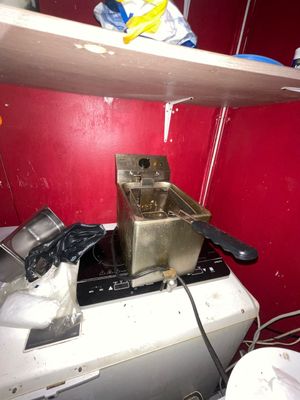 un petit appareil posé sur une machine à laver