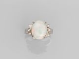 une bague en oplite et diamants