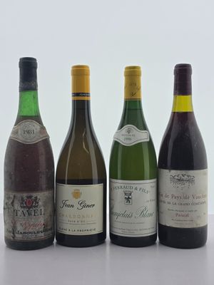quatre bouteilles de vin sont alignées sur une table