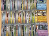 une photo montrant une collection de cartes Pokémon posées sur une table