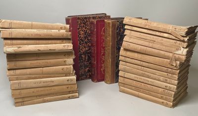 plusieurs vieux livres empilés sur une table