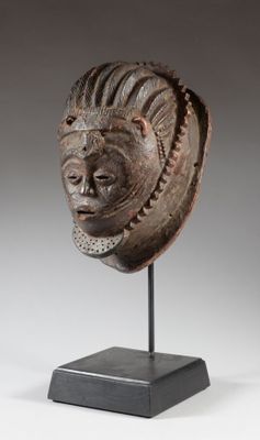 une tête d'homme sculptée posée sur un socle