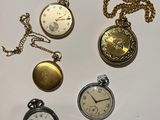 plusieurs types de montres de poche sont présentés sur une surface blanche