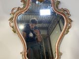 un homme se prenant en photo dans un miroir
