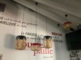 trois lampes suspendues au plafond d'un restaurant