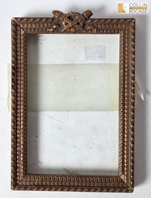 un gros plan d'un cadre photo accroché au mur, sur fond blanc