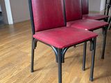 deux chaises rouges placées l'une à côté de l'autre sur un parquet