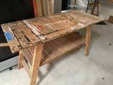 une photo d'une table fabriquée à partir de palettes