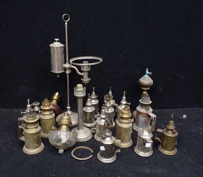 de nombreux objets anciens en laiton de toutes sortes posés sur une table
