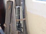 un gros morceau de métal appuyé contre un mur