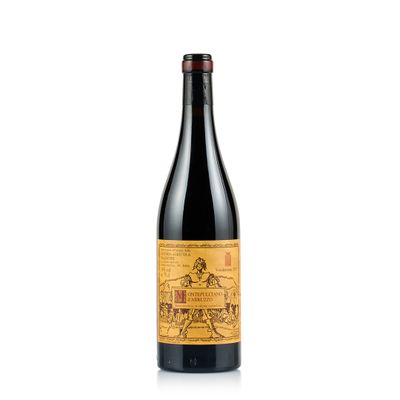 une bouteille de vin rouge sur fond blanc